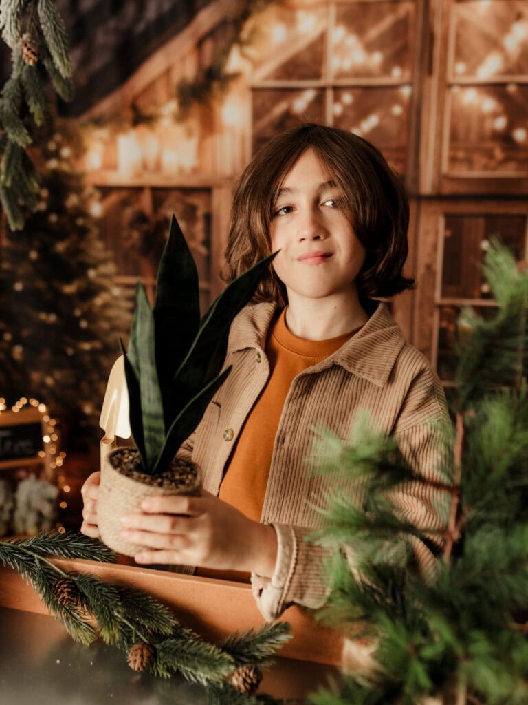 Niño con sonrisa natural en sesión de Navidad Greenhouse Christmas 2025